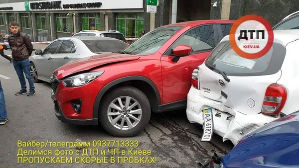 Масштабна аварія в Києві: автокран «зім'яв» 18 автомобілів (фото, відео)