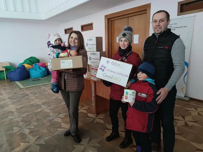 У Луцьку батькам дітей роздають допомогу від американських благодійників (фото, відео)