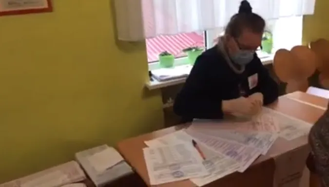 «Нічого страшного» не станеться: у Ковелі член ДВК попалася на порушенні (відео)