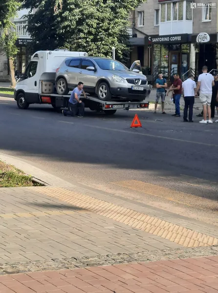 Авто вилетіло на тротуар: у центрі Луцька сталася ДТП (фото)