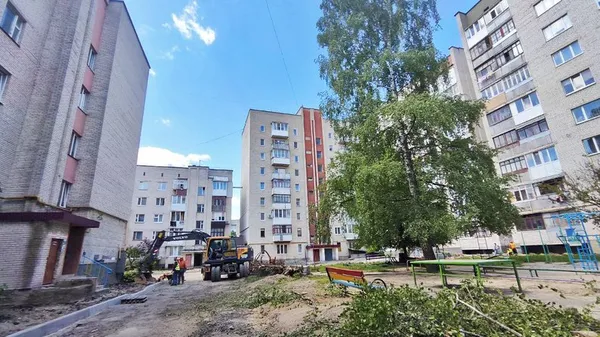 Вкладають бруківку і формують клумби: в Луцьку на проспекті Відродження ремонтують двори (фото, відео)