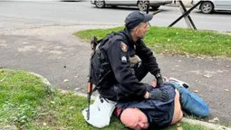 Хотів курити: у Луцьку затримали неадеквата, який розбив вітрину кіоску (фото, відео)