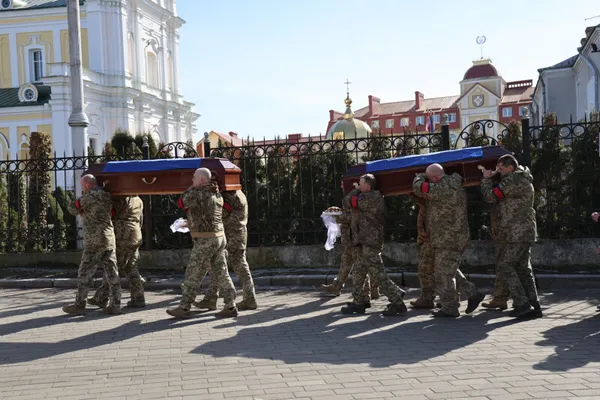 У Луцьку провели в останню дорогу двох Героїв, Євгенія Філяса та Тараса Медведчука (фото)