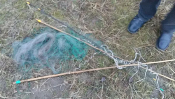 Забрали сітку та «екрани»: на Стоході «застукали» рибалок-порушників (фото)