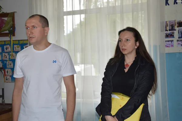 Депутат Луцькради Микола Яручик та представниця ініціативної групи Наталія Гуркіна 