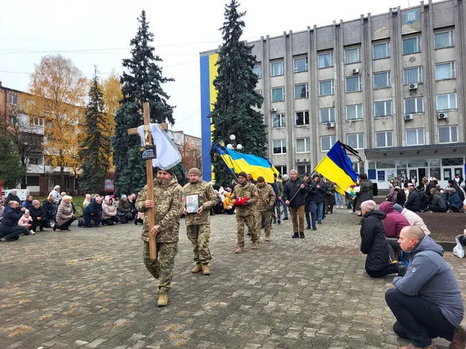 Багато квітів та сліз: у Ковелі попрощалися із захисницею Мариною Ізотовою (фото)