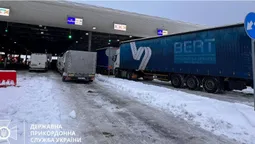 У пункті пропуску «Угринів-Долгобичув» розпочали оформлення великовагових вантажівок (фото)