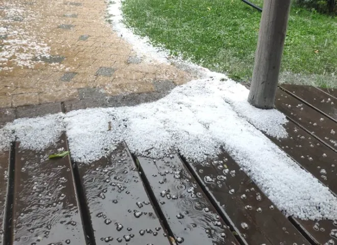 Можна грати в сніжки: аномальний градопад у Світязі (фото, відео)