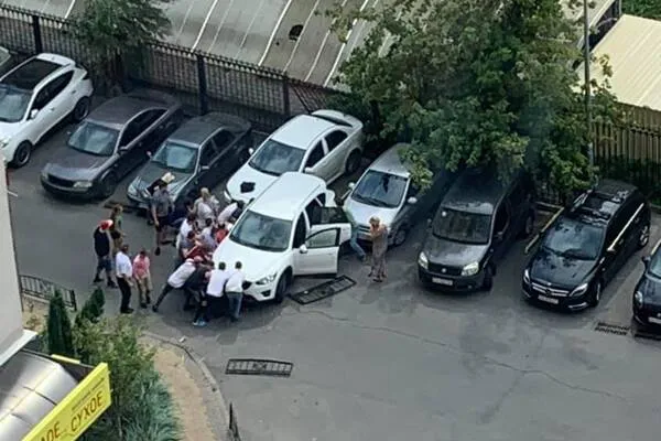 Теща шоумена Сергія Притули наїхала на матір з дитиною: переплутала педалі (фото, відео)