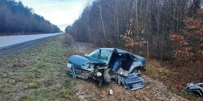 Авто відкинуло в кювет: під Луцьком зіткнулися Opel та Volkswagen (фото)