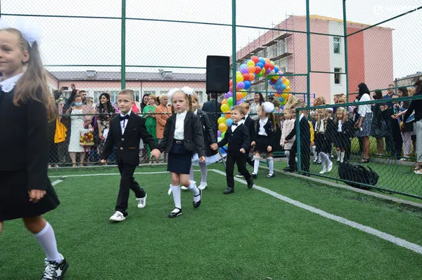 Квіти, вітання та першачки: у луцькій школі №9 пролунав перший дзвоник (фото)
