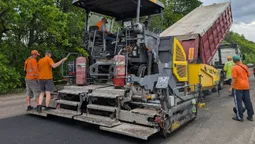 На Волині масово ремонтують державні траси: де працює техніка