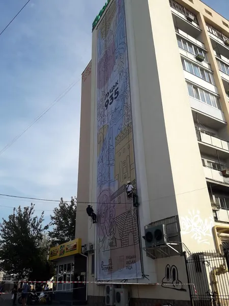 Луцьк готується до святкування 935-ї річниці: у центрі повісили банер (фото)