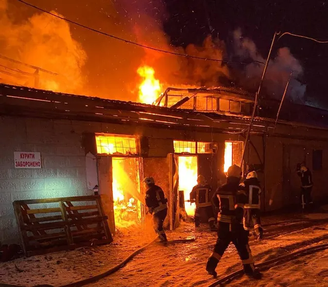 У Луцьку на Конякіна горів складський бокс (фото, відео)