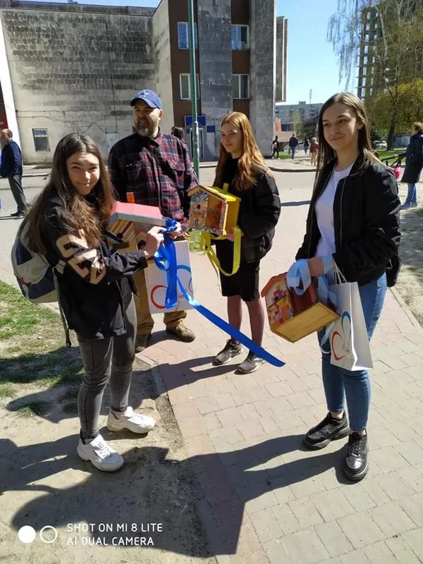 Кожній пташині по арт- хатині: у Луцьку розвісили нові шпаківні (фото)