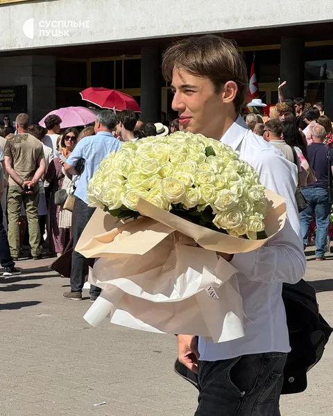 У центрі Луцька понад 300 випускників-відмінників отримали свідоцтва з відзнаками(фото)
