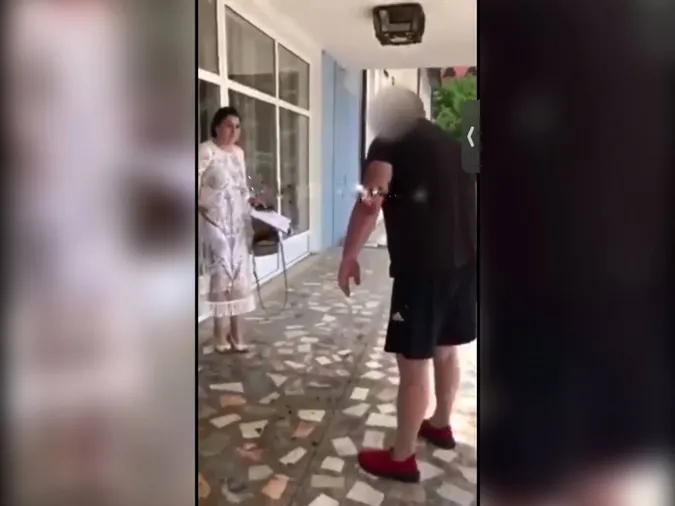 На Буковині батько випускника вилив відро фекалій на викладачку, котра вимагала хабар