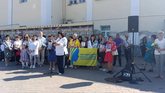 Час не лікує: у Луцьку зібрались родичі загиблих військовослужбовців (фото, відео)