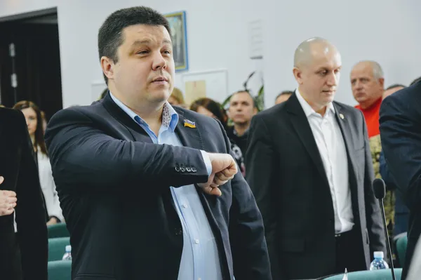 «Радикал» Костянтин Петрочук під час виконання гімну тримає руку біля серця  хвацько й «по-бойовому»
