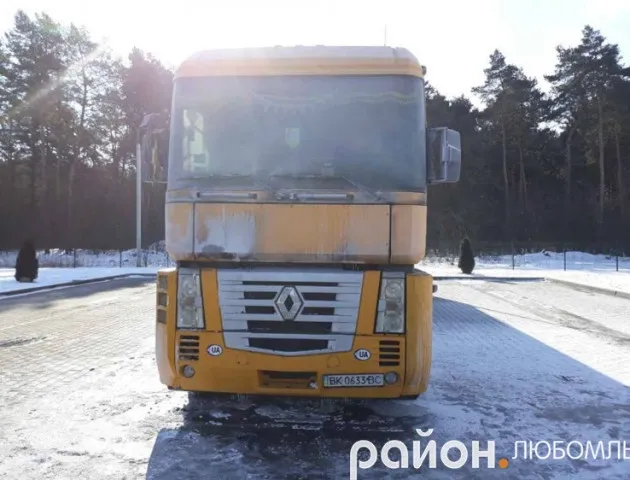Біля пункту пропуску «Ягодин» зайнялася фура з машинним маслом (фото)