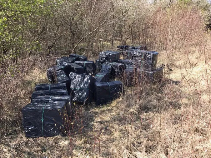 Через Західний Буг хотіли переправити 50 ящиків сигарет (фото)