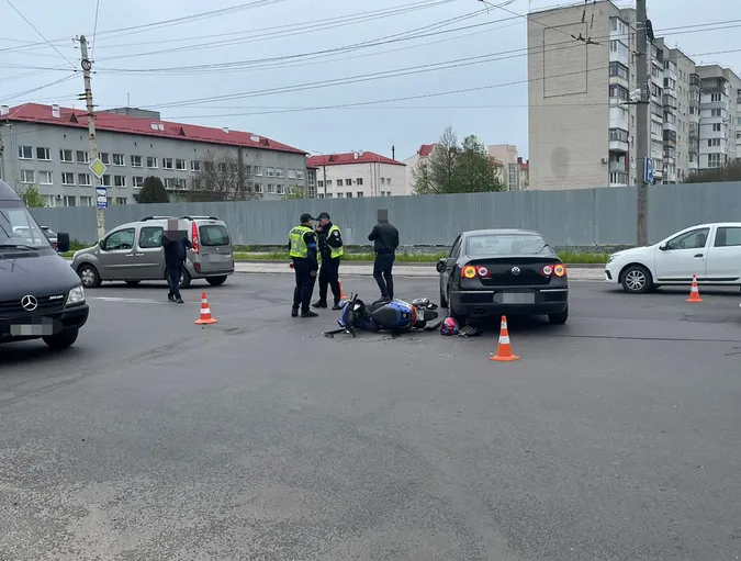 У Луцьку на перехресті скутер протаранив легковик (фото, відео)
