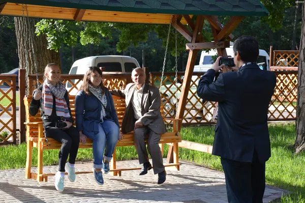 ...зауважили та пішли кататися на гойдалці