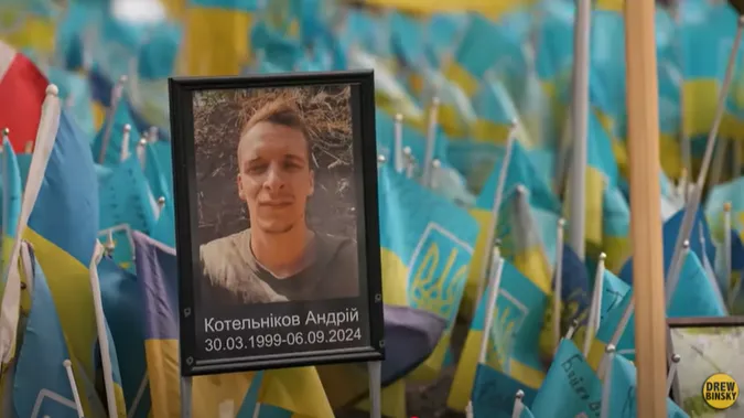 Американський тревел-блогер показав портрет Героя з Любомля у своєму відео про Україну (відео)