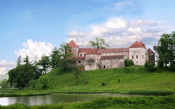 5 замків Львівщини, які закохують з першого погляду