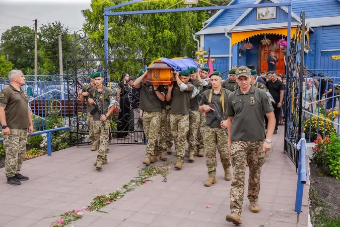 💔На Хмельниччині в останню дорогу провели молодого офіцера Волинського прикордонного загону Артема Кедруна