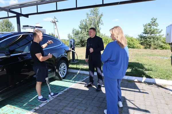 Заряджає електромобілі від сонця: ветеран з Волині відкрив власну справу завдяки гранту (фото)