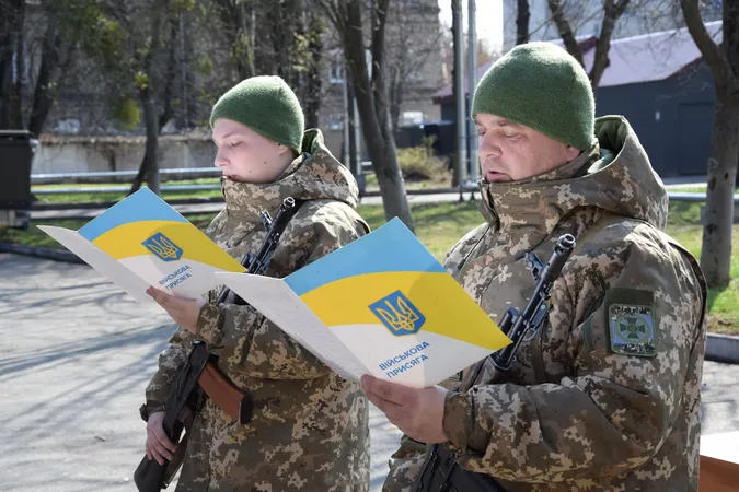Мобілізовані та контрактники, чоловіки та жінки: у Луцьку склали присягу прикордонники (фото)