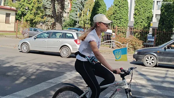 З байкерами і поліцією: у Луцьку – велопробіг у вишиванках (фото, відео)