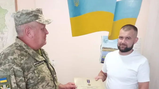 Отримав поранення у бою поблизу Бахмута: на Волині нагородили Героя відзнакою міністра оборони України