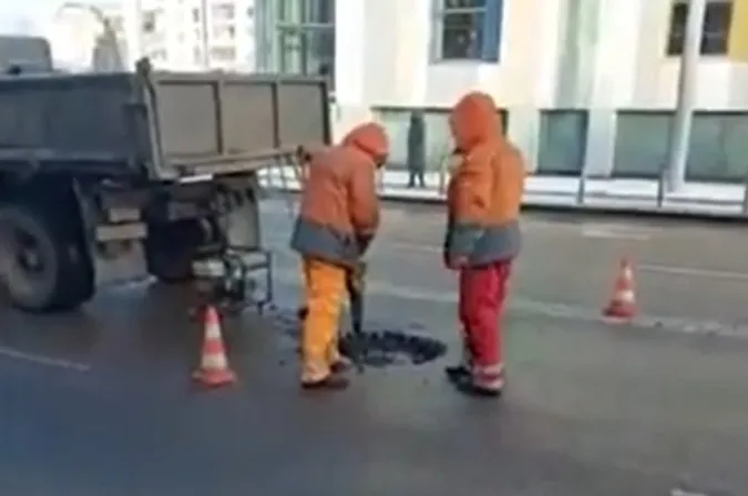 Луцькі дорожники біля «Променя» видовбували люк із асфальту (відео)