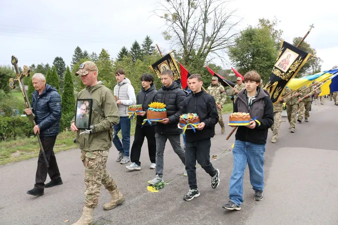 Поховала вже другого сина-Героя: на Волині попрощалися з воїном Романом Юрчуком (фото)