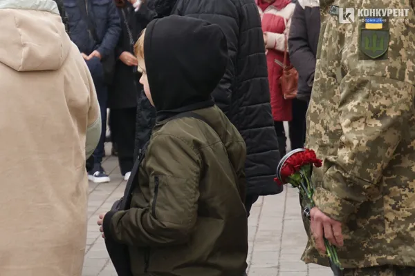 Він хотів би, щоб ми посміхались: Луцьк попрощався із Героєм Андрієм Романовим (фото)