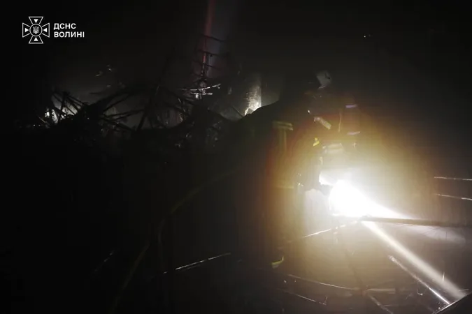 У Луцькому районі після російської атаки спалахнула пожежа на приватному підприємстві (фото)
