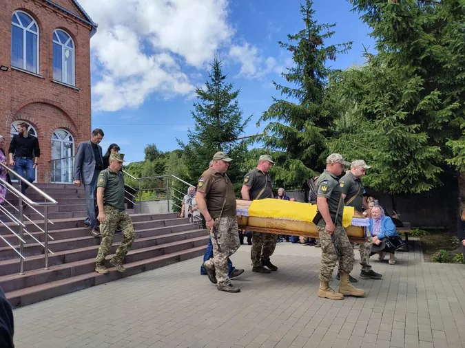 Воював в самому пеклі: у Ківерцях прощались з Героєм Олександром Назаруком (фото)