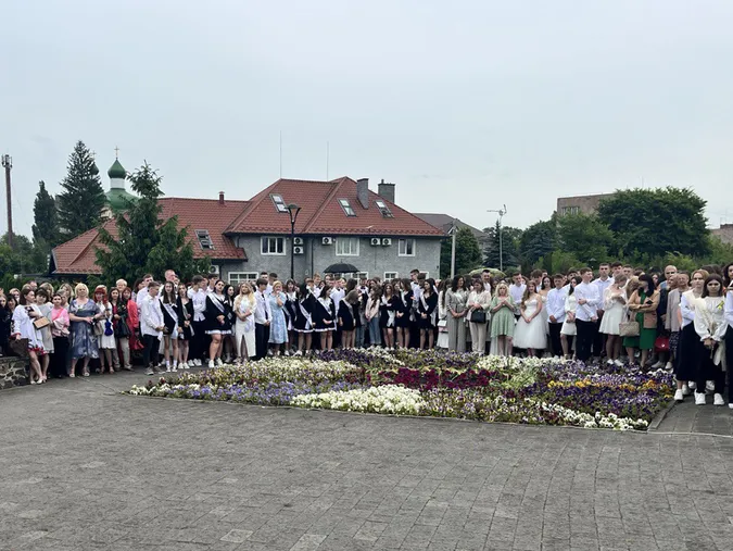 На Волині біля гігантського Шевченка покружляли випускники (фото)