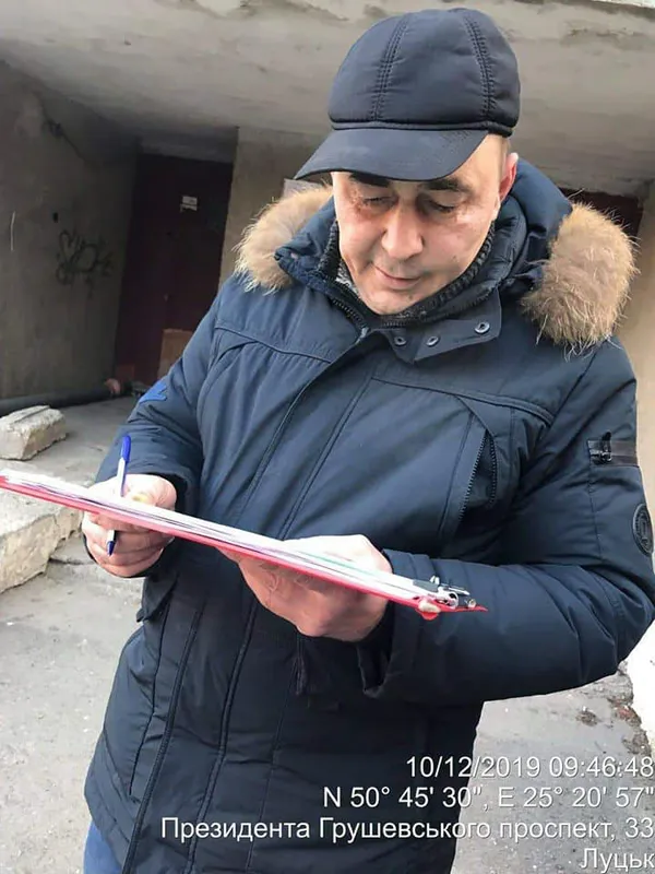 У Луцьку майстер ЖКП №3 викинув каналізаційні відходи на території будинку (фото)