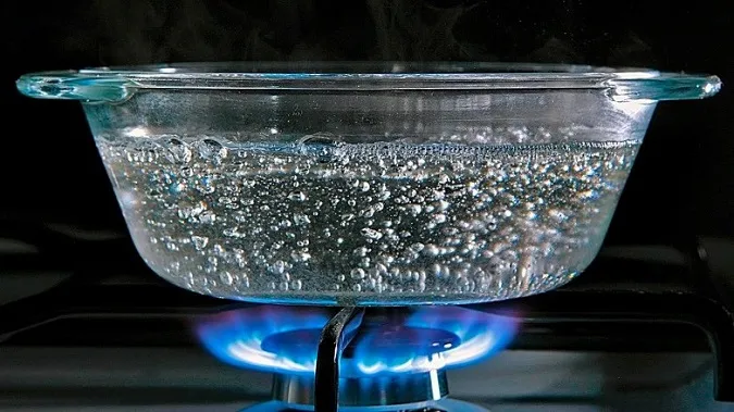 Чи можна двічі кип'ятити воду: пояснення вчених
