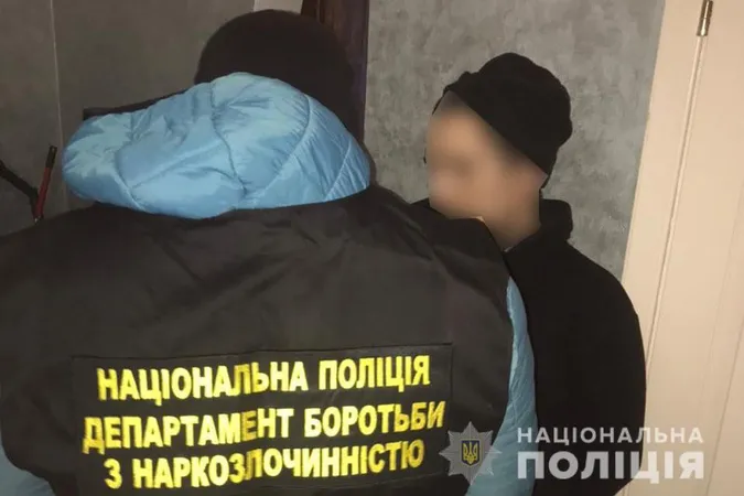 Канабіс, амфетамін, гашиш: волинські оперативники затримали наркокур’єра (фото)
