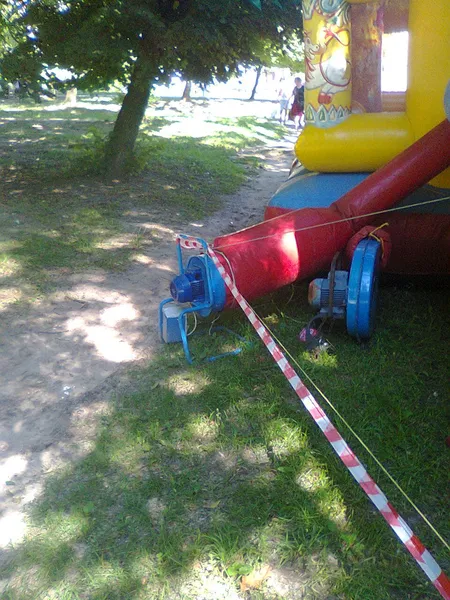 Подовжувачі, накриті пляшками: лучани скаржаться на небезпечний атракціон (фото)