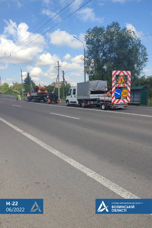 Під Луцьком на дорозі до Рівного малюють «зебри» і заливають смолою тріщини (фото, відео)