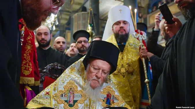У Стамбулі всі члени Синоду підписали Томос для України
