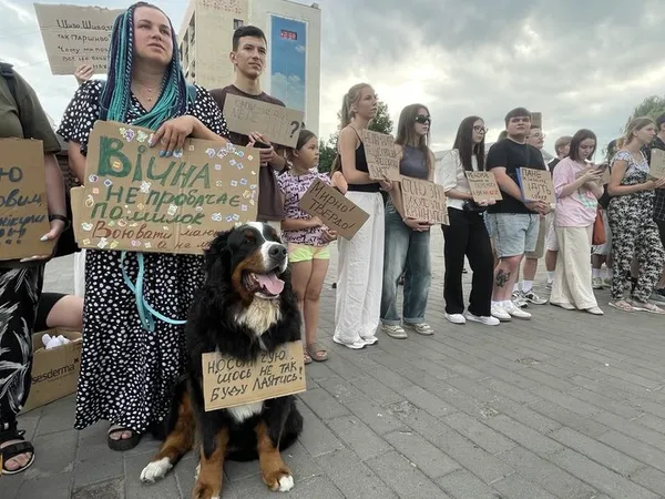 «Геть Сирського»: у Луцьку тривають мітинги на підтримку Федорова (фото)