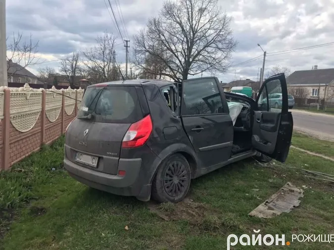 У Рожищі легковик зніс бетонну електроопору (фото)