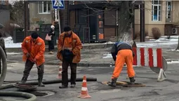 У центрі Луцька комунальники перегородили дорогу: ремонтують люки (фото)