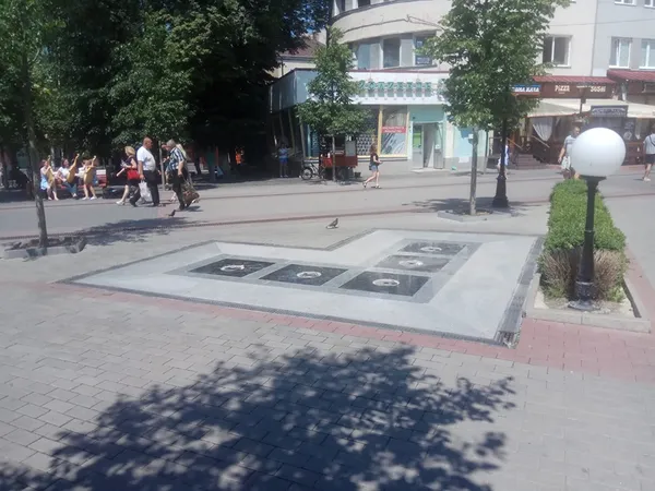 У Луцьку знову не працює «веселковий» фонтан у центрі (фото)